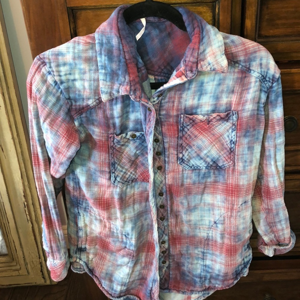 Comfortable blue/red faded button down